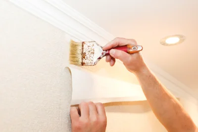 Pose de papier peint à Cinais — revêtements muraux et toiles de verre